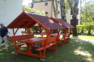 Rusztikus zsindelytetős kerti pad(Balatonlellei Üdülő)