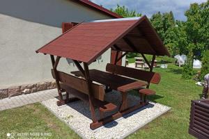 Rusztikus zsindelytetős kerti pad(Balaton part)