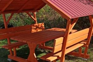 Lemeztetős kerti pad