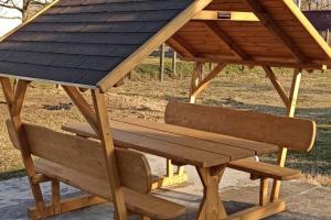 Rusztikus zsindely tetős kerti pad 