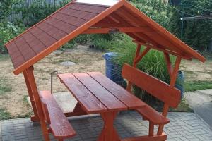 Rusztikus zsindely tetős kerti pad 