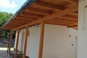 Elő tető, ragasztott gerendából kocka csatornával