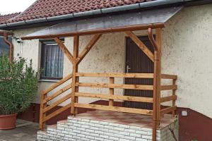 Elő tető polikarbonáttal fedve