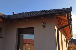 Ereszcsatorna + lefolyó kivitelezése