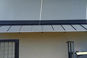 Korcolt lemezfedés/matt antracit lemezzel fedve/